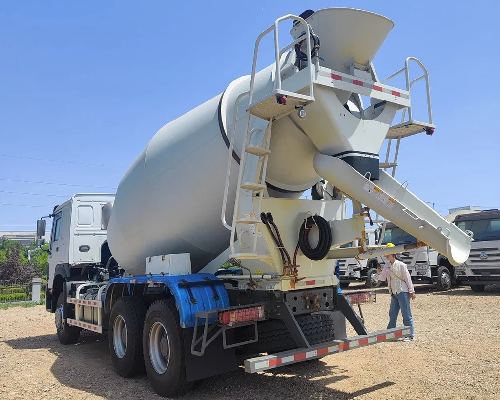 Used Sinotruk HOWO 6*4 Concrete Mixer Truck Low Price Promotion